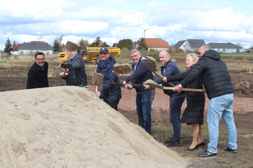 34 Eigenheime auf unterschiedlich großen Parzellen sollen im neuen Baugebiet „Am Sportplatz“ in Groß Santersleben entstehen. Der erste Spatenstich wurde am Donnerstag vollzogen.