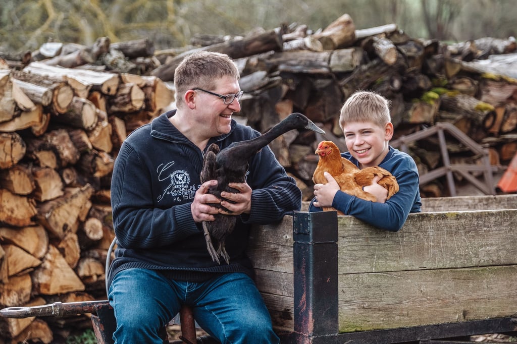 Vater-Sohn-Gespann mit gemeinsamer Leidenschaft: Jörg und Jonas Hilpert aus Kleinleinungen züchten auf ihrem Hof Geflügel. Im Arm: schwarze Laufente und Zwerg-Wyandotte