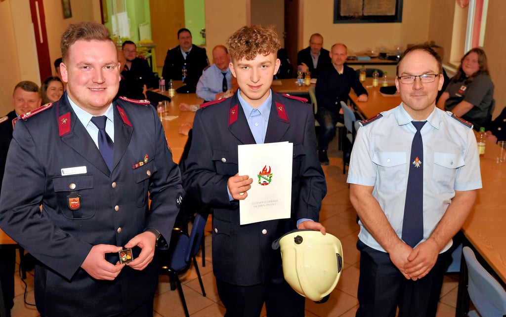 Von Verbandsjugendwart Philipp Koch (li.) bekam Tim Ott (Mitte) die Ehrennadel der Jugendfeuerwehr Sachsen-Anhalt überreicht. Mirko Hoffmann, der Jugendwart von Frenz, hat ihn dafür vorgeschlagen.