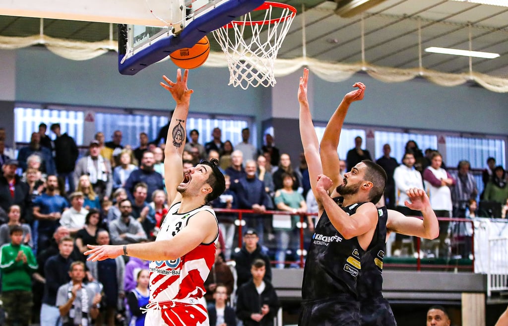 Luka Kamber (l.) und seine Teamkollegen der SBB Baskets Wolmirstedt wollen zunächst einmal ins Viertelfinale einziehen. Aber sie träumen von mehr.