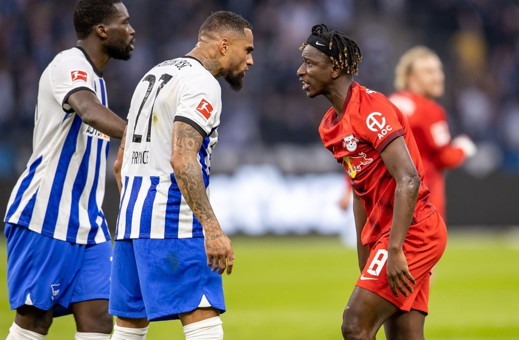 Berlins Kevin-Prince Boateng (M) und Amadou Haidara (r) von RB Leipzig geraten ins Handgemenge.