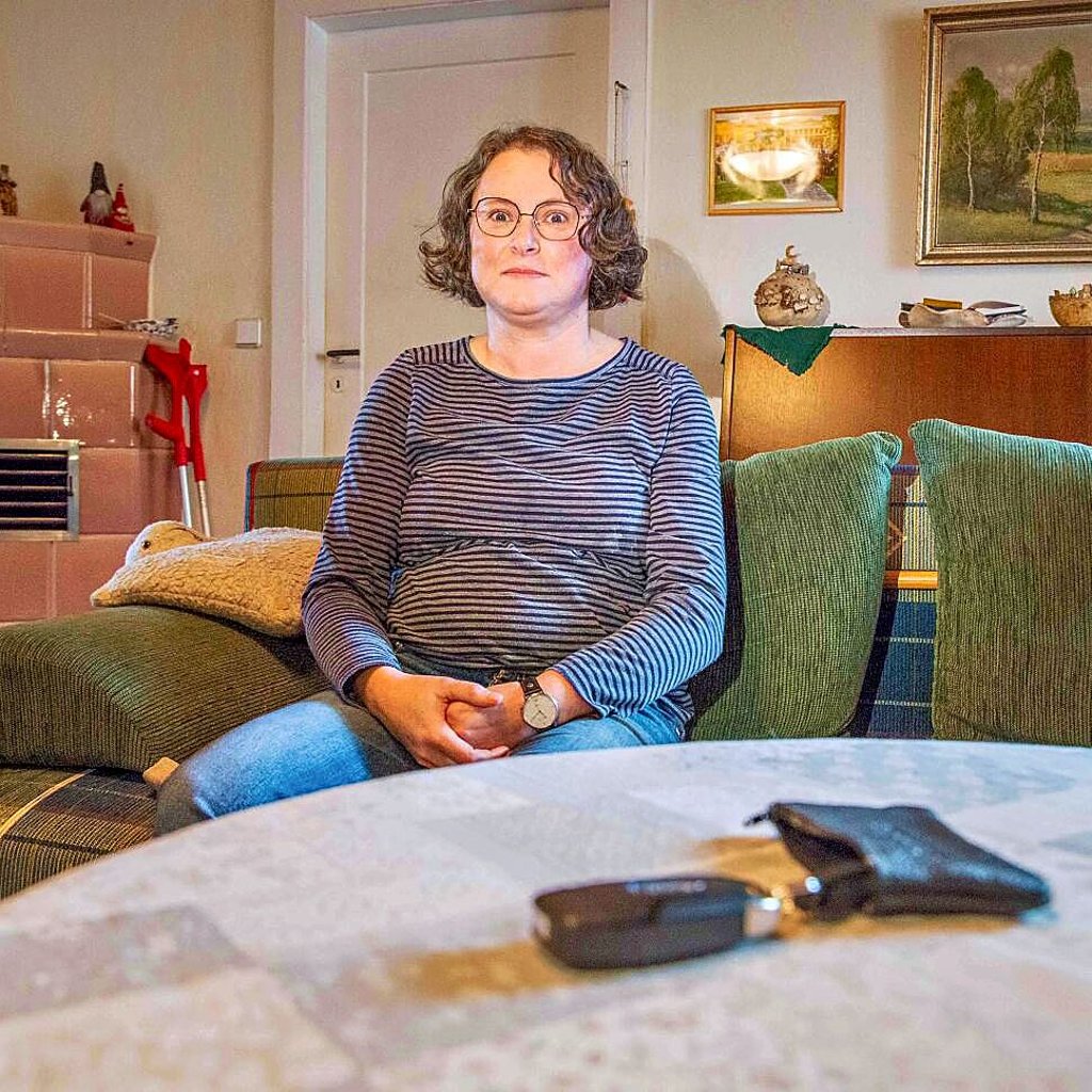 Almuth Hohmann im Wohnzimmer ihres Elternhauses in Törten, wo sie mit ihrer 83-jährigen Mutter zusammenlebt. 