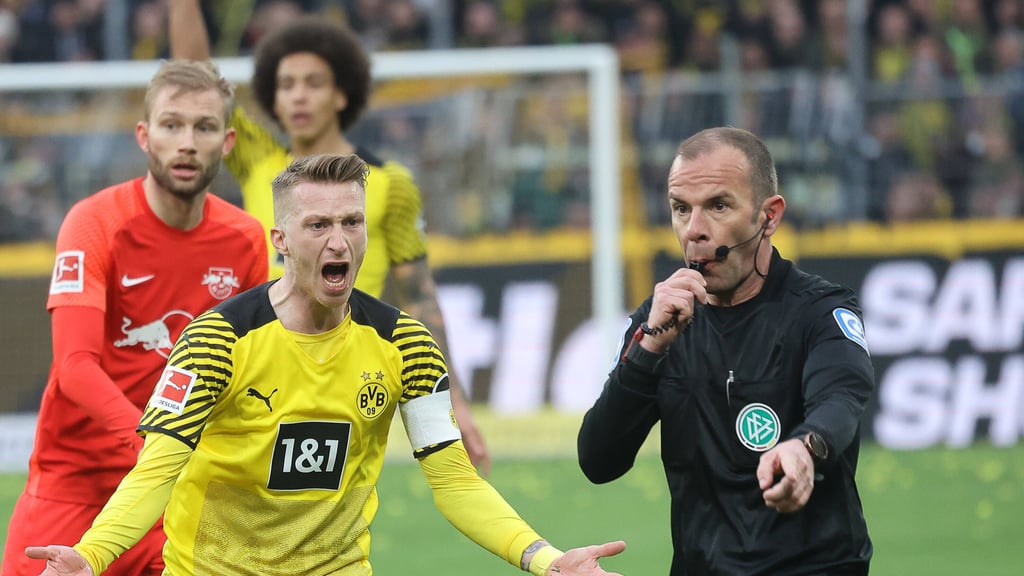 BVB-Kapitän Marco Reus empört sich über einen Pfiff von Marco Fritz.