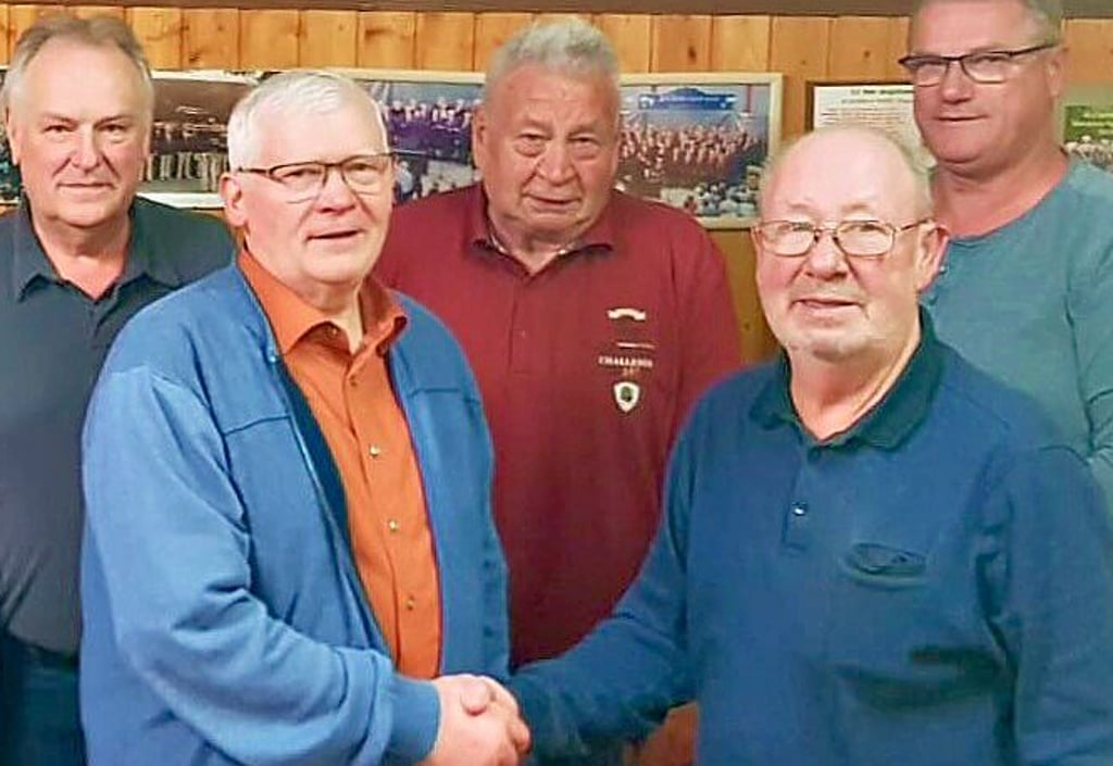 Wolfgang Thölert (vorne rechts) erhält von Otto Bendler (vorne links) und weiteren Mitgliedern des Männergesangvereins Schwanebeck Glückwünsche zum runden Geburtstag.