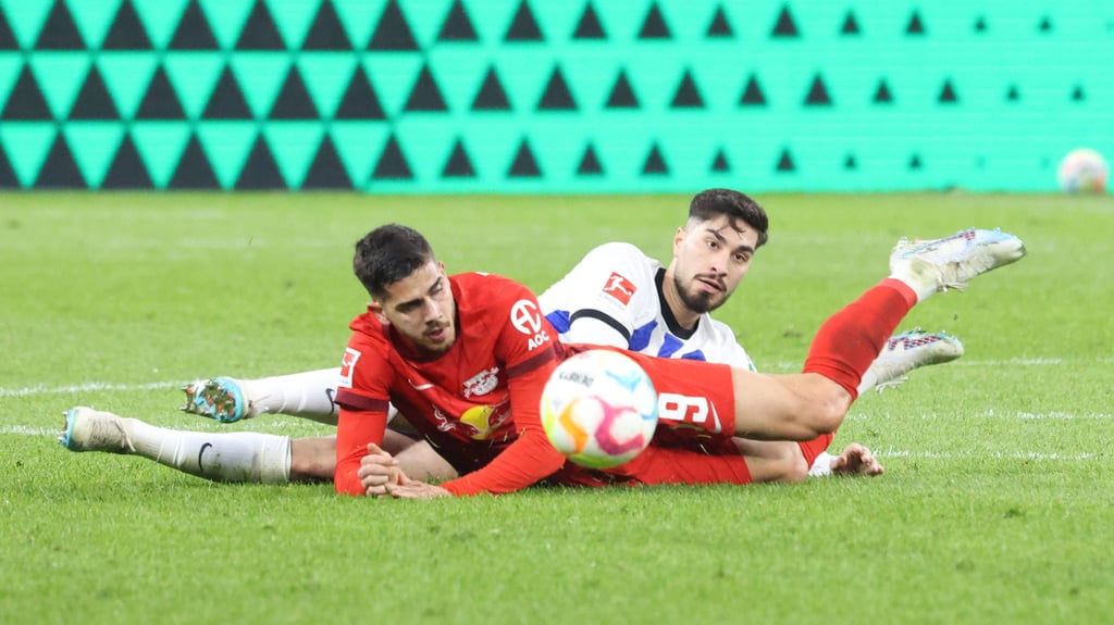 Ohne Selbstvertrauen und Fortune: André Silva gegen Suat Serdar.