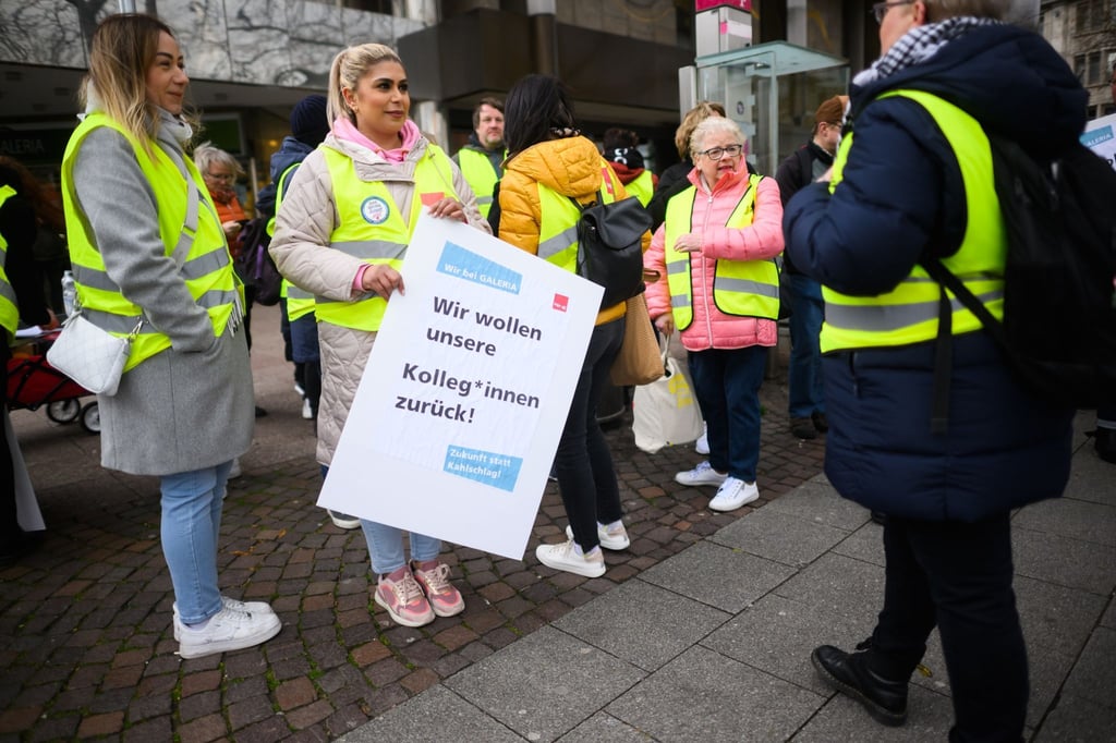 Mitarbeiter von Galeria Karstadt Kaufhof in Hannover stehen bei einem Streik vor der Filiale am Hauptbahnhof.