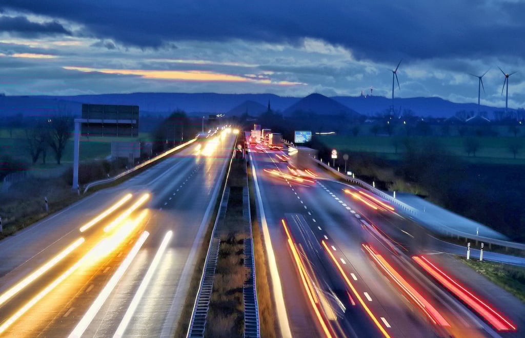 Der Verkehr auf der Autobahn 38 in Richtung Allstedt bei Nacht.
