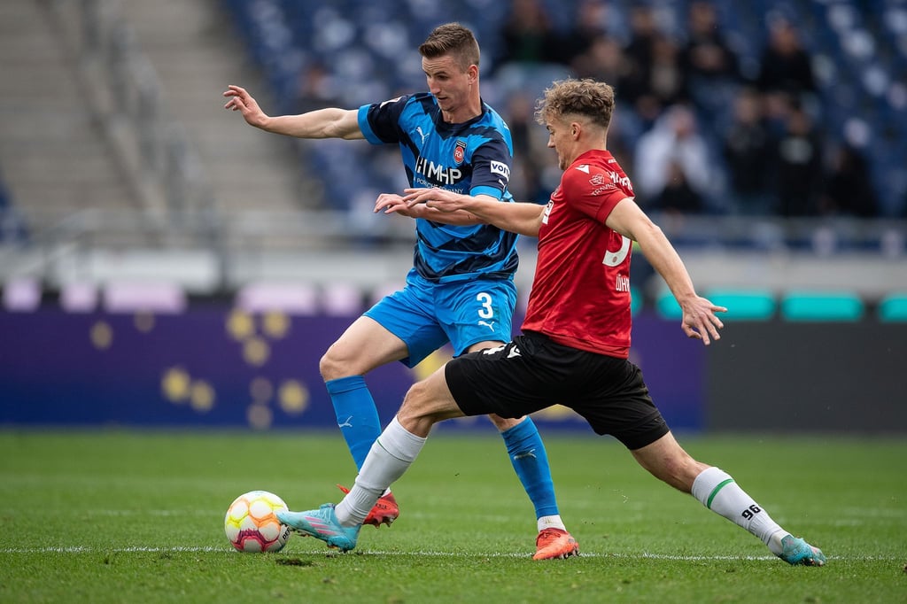Hannovers Yannik Lührs (r) spielt gegen Heidenheims Jan Schöppner.