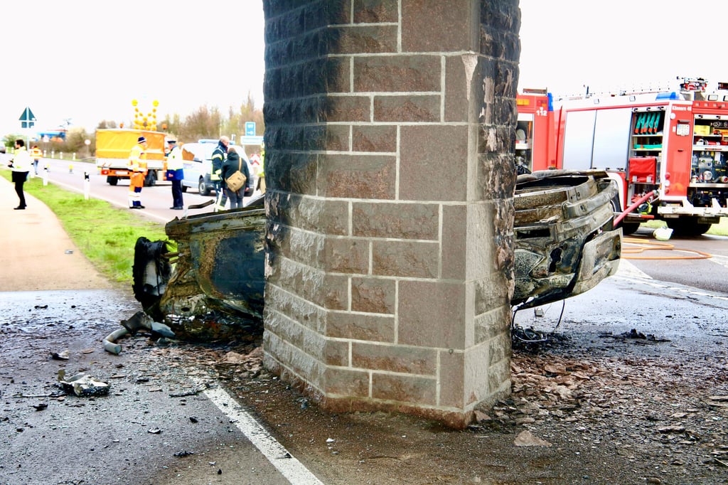 Nach der Kolission mit dem Brückenpfeiler fing der Mercedes sofort Feuer.