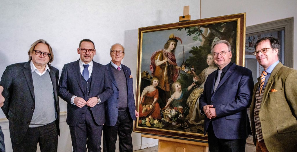 Gruppenbild mit Gemälde: Harald Meller, Markus Hilgert, Eduard von Anhalt, Reiner Haseloff und Martin Hoernes (von links) im Festsaal von Schloss Oranienbaum anlässlich der Präsentation des Bildes „Prinz Wilhelm von Oranien-Nassau und drei seiner Schwestern“