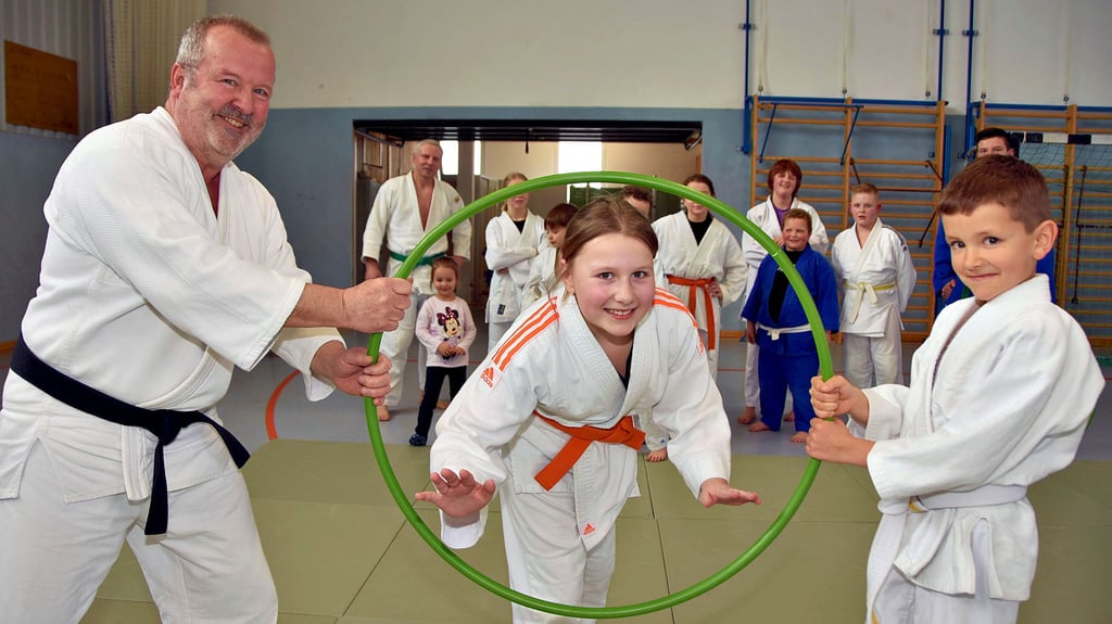 Beim Training in der Calvörder Sporthalle sind Opa und Enkel ein Team: Burkhard Hühne (l.) und Lukas Krull halten den Ring, während Lotta Schünemann durch die Mitte springt.