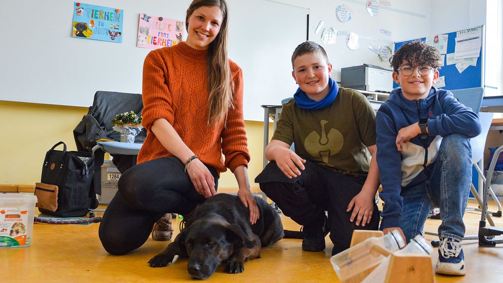 Felix Quaas und Theo Wilke (v.r.) von der Tierschutz AG haben beim Besuch von Hündin Ruby und Vanessa Homann vom Tierschutzbund viel über die Haltung eines Hundes gelernt.