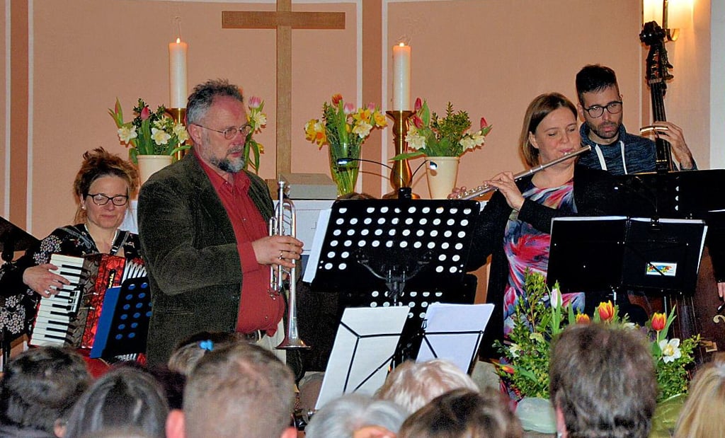 Die Reformer rockten mit internationaler Tanzmusik die Dorfkirche in Gerwisch