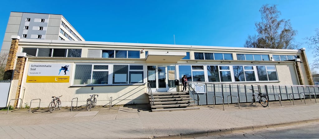 Die Schwimmhalle-Süd in der Tarostraße in Leipzig ist genau wie die Schwimmhalle in Weißenfels-West der Typenbau „Anklam“.  Dort ist die Sanierung schon geschafft. 