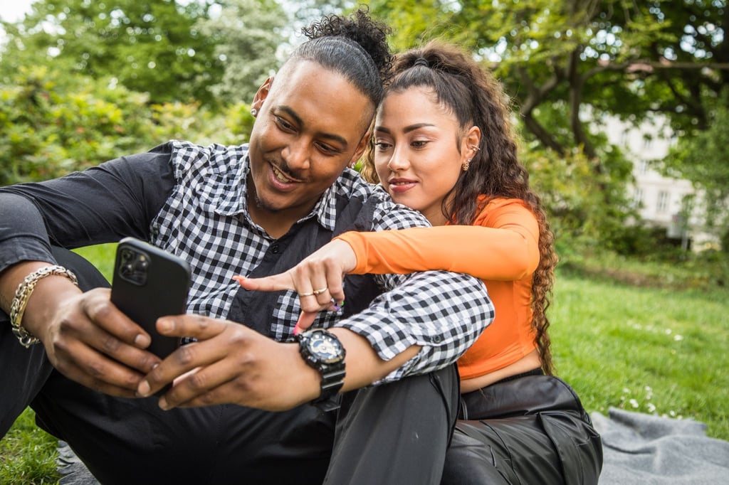 Paare und Smartphones: Die eine Hälfte lässt den Partner oder die Partnerin anstandslos aufs eigene Telefon zugreifen, die andere Hälfte tut dies nicht. Das zeigt eine Umfrage.