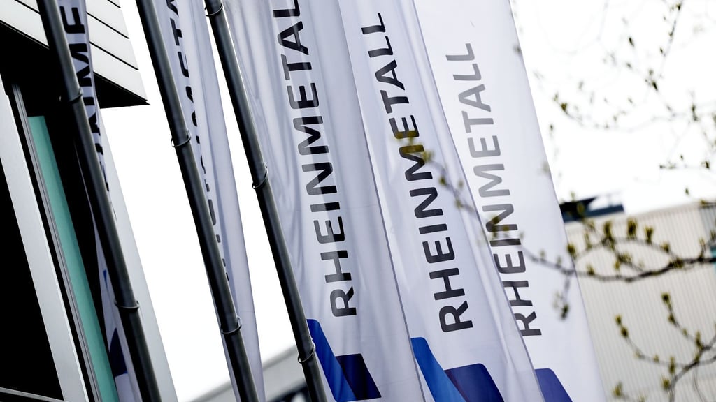 Flaggen in Düsseldorf vor dem Rheinmetall-Gebäude.