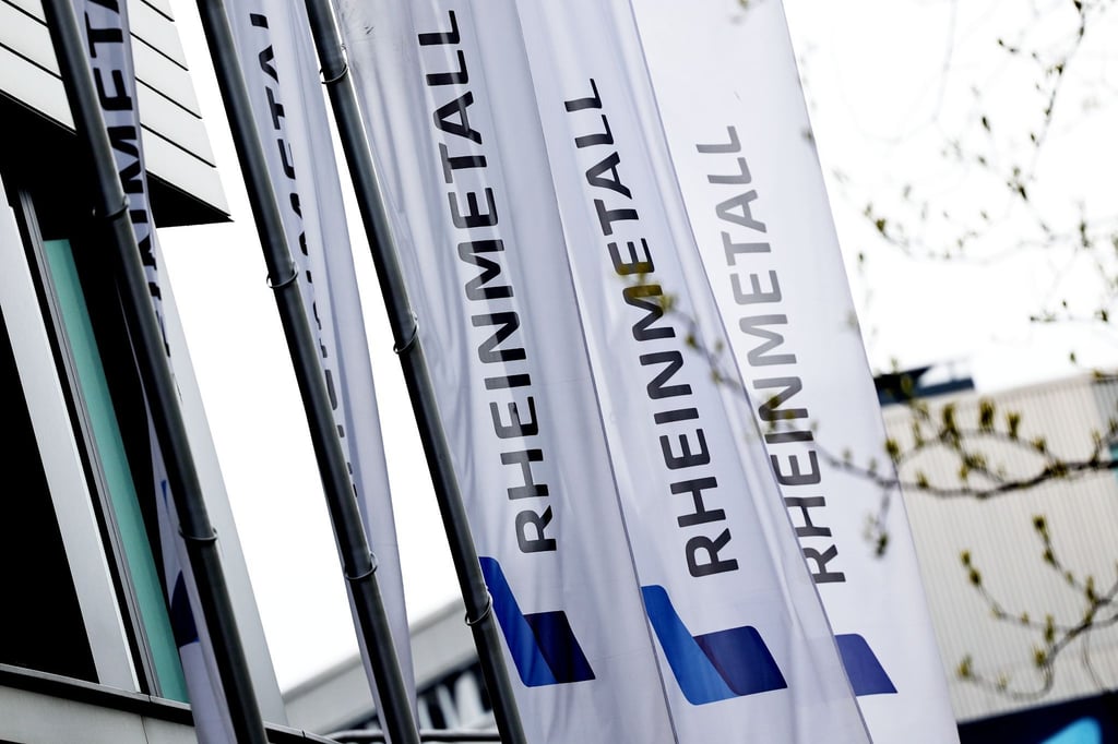 Flaggen in Düsseldorf vor dem Rheinmetall-Gebäude.