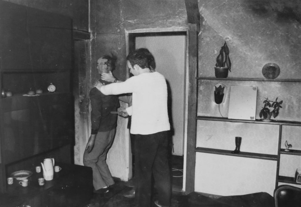 Erst mit spitzer, dann mit stumpfer Gewalt: Ein Wittenberger zeigt der Kripo 1986 an einer Puppe, wie er seine Bekannte tötete.
