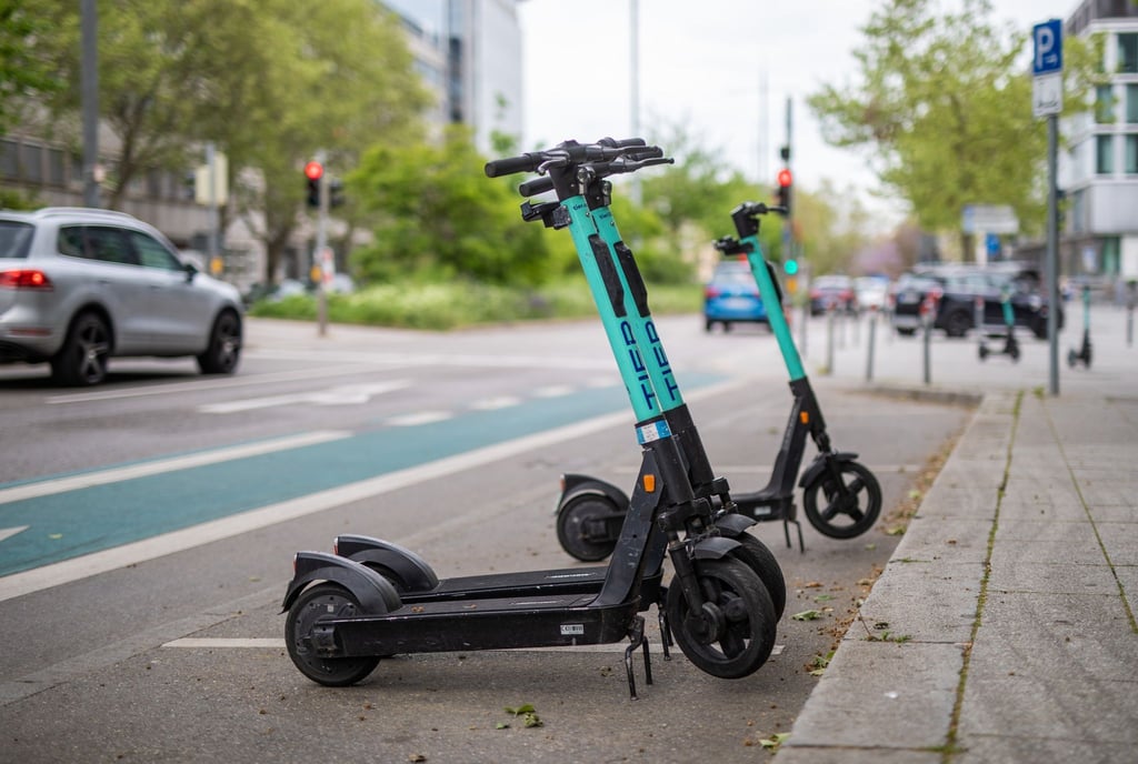 E-Scooter stehen an der Theodor-Heuss-Straße in der Stuttgarter Innenstadt auf speziell für sie angelegten Parkplätzen.