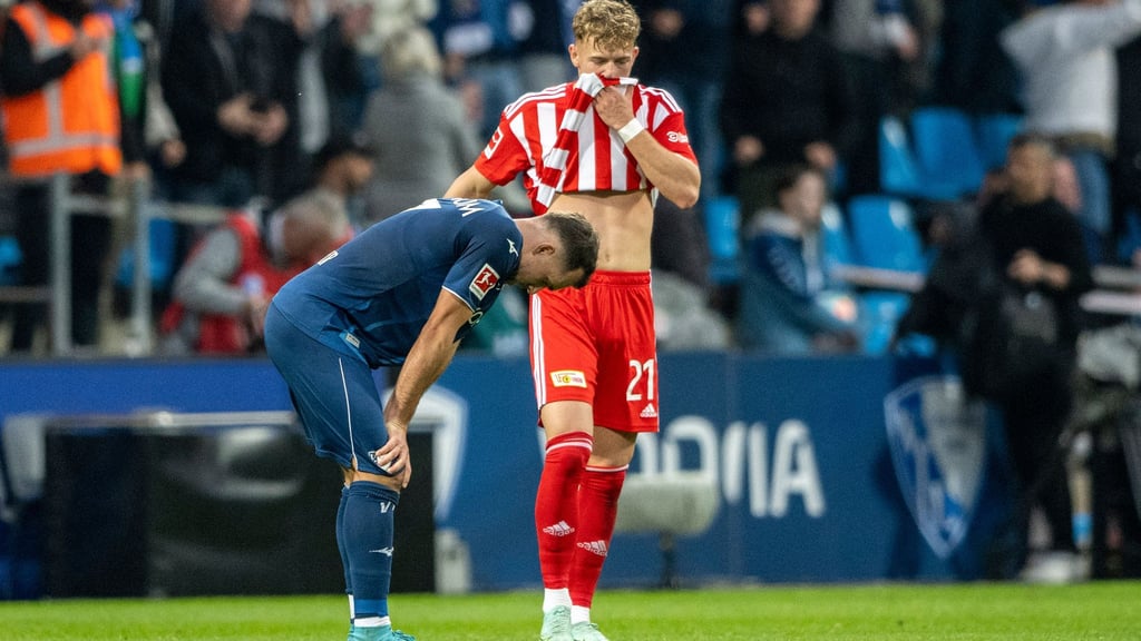 Bochums Kevin Stöger (l) und Berlins Tim Skarke stehen nach dem Schlusspfiff zusammen. Am Sonntag kommt es zum Aufeinandertreffen in Köpenick.