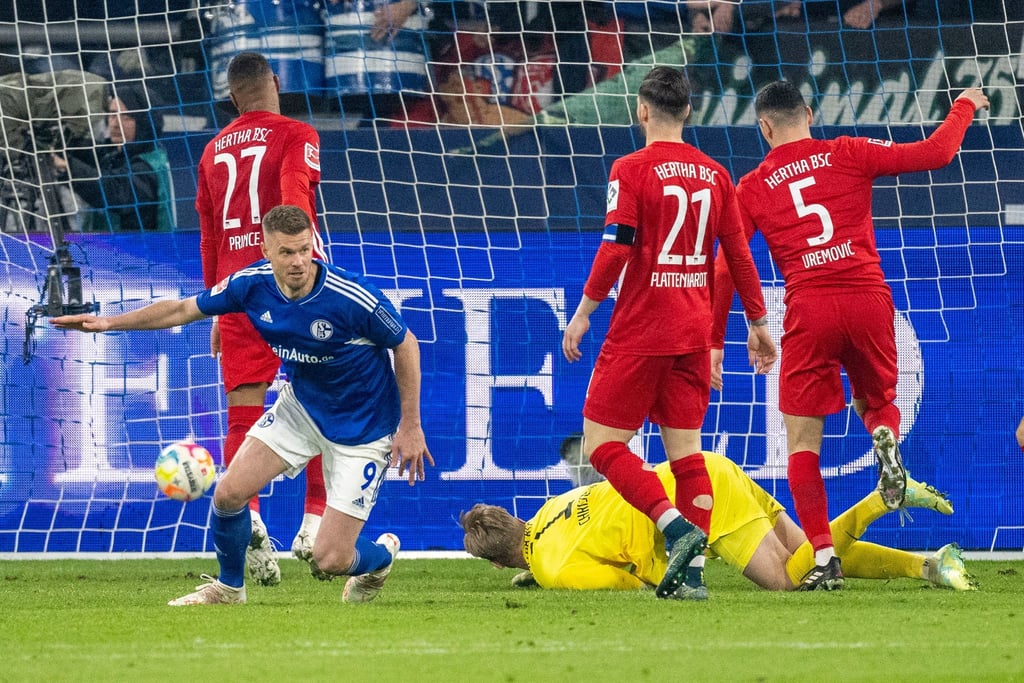 Schalkes Simon Terodde (2.v.l) nach seinem Tor zum 3:1.