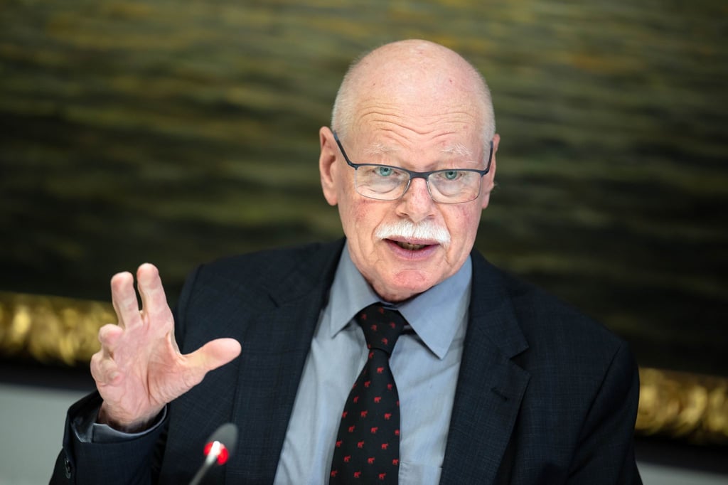 Ulrich Mäurer (SPD), Innensenator von Bremen, spricht bei einer Pressekonferenz des Senats.