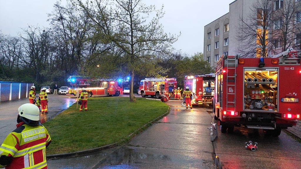 Die Einsatzkräfte der Ortsfeuerwehr Wolfen mussten am Samstagmorgen in der Krondorfer Straße einen Wohnungsbrand löschen.