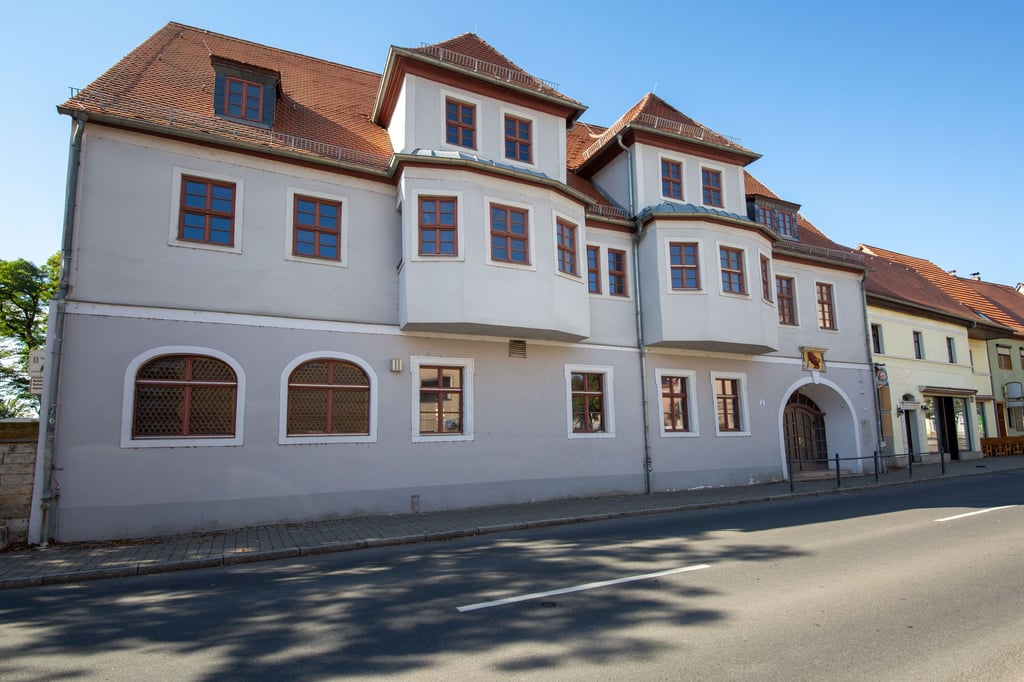 Der historische Gasthof „Roter Löwe“ am Marktplatz in Lützen steht seit Jahren leer und muss saniert werden. Auch wenn es noch an Geld für die Umsetzung fehlt, wurde jetzt ein erstes Konzept vorgelegt, wie das Gebäude in Zukunft genutzt werden könnte.