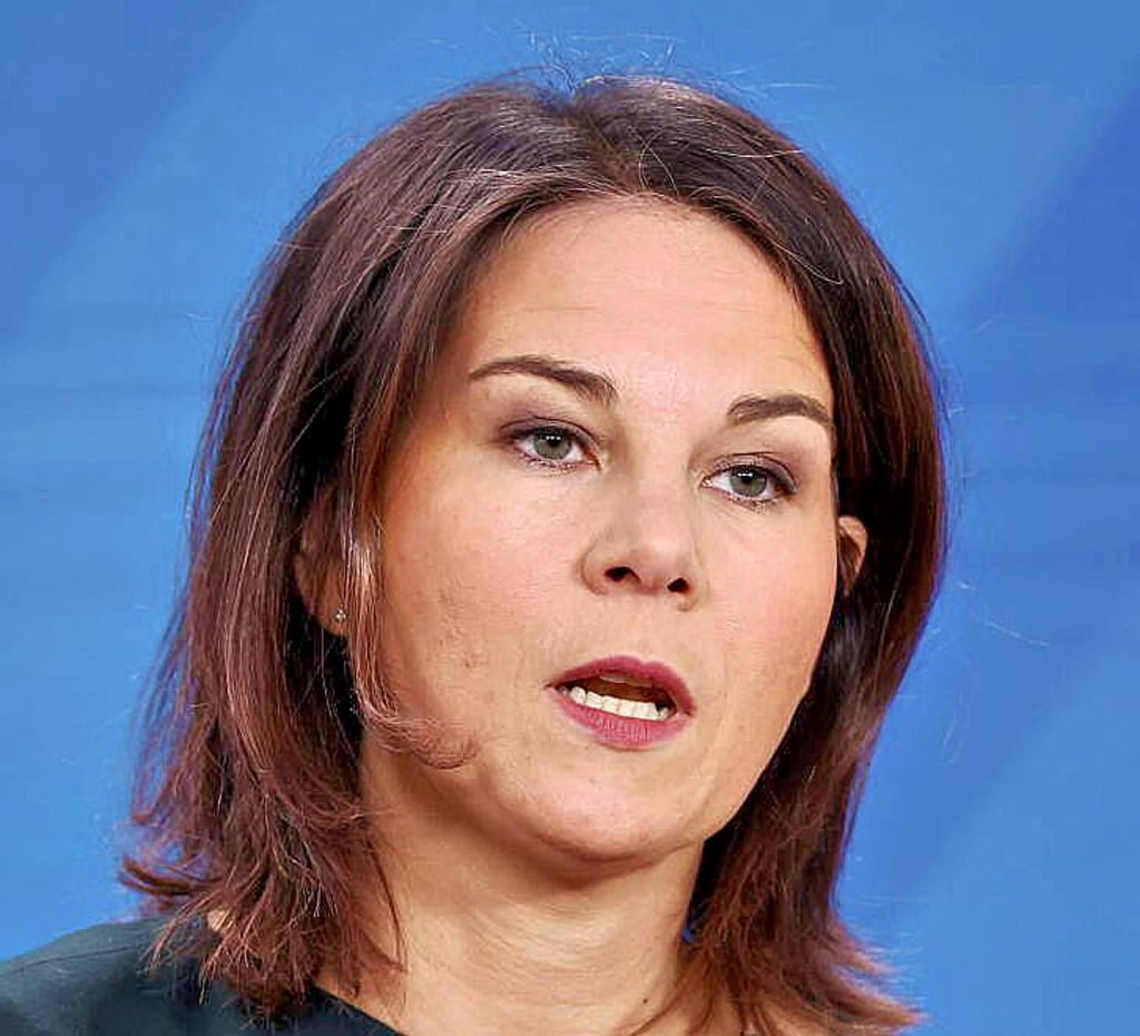 Der Bund der Steuerzahl bezweifelt, dass 137 000 Euro im Jahr für die Visagistin im Außenamt unter Annalena Baerbock (Grüne) angemessen sind. IMAGO/Metodi Popow