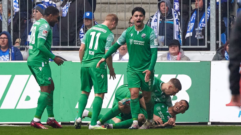 Der SV Sandhausen jubelt beim 1. FC Magdeburg nach dem 2:0 durch Dario Dumic.