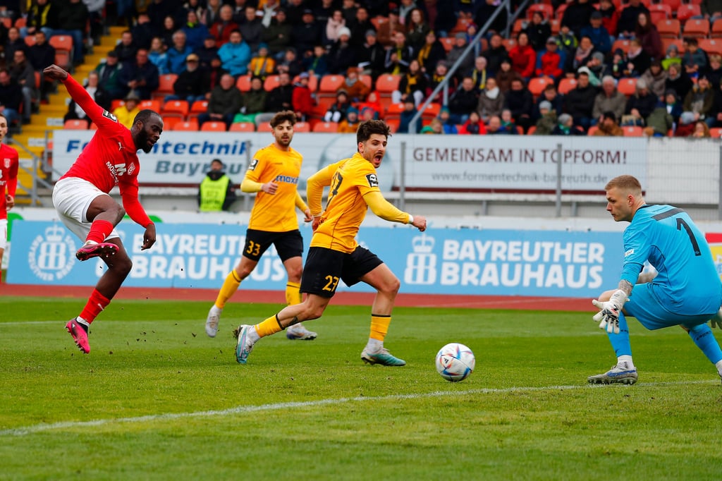 Erich Berko trifft zum 1:0 für Halle in Bayreuth.