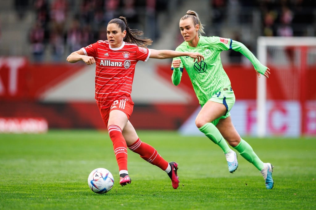 Sarah Zadrazil vom FC Bayern München (l) und Jill Roord vom VfL Wolfsburg im Zweikampf um den Ball.