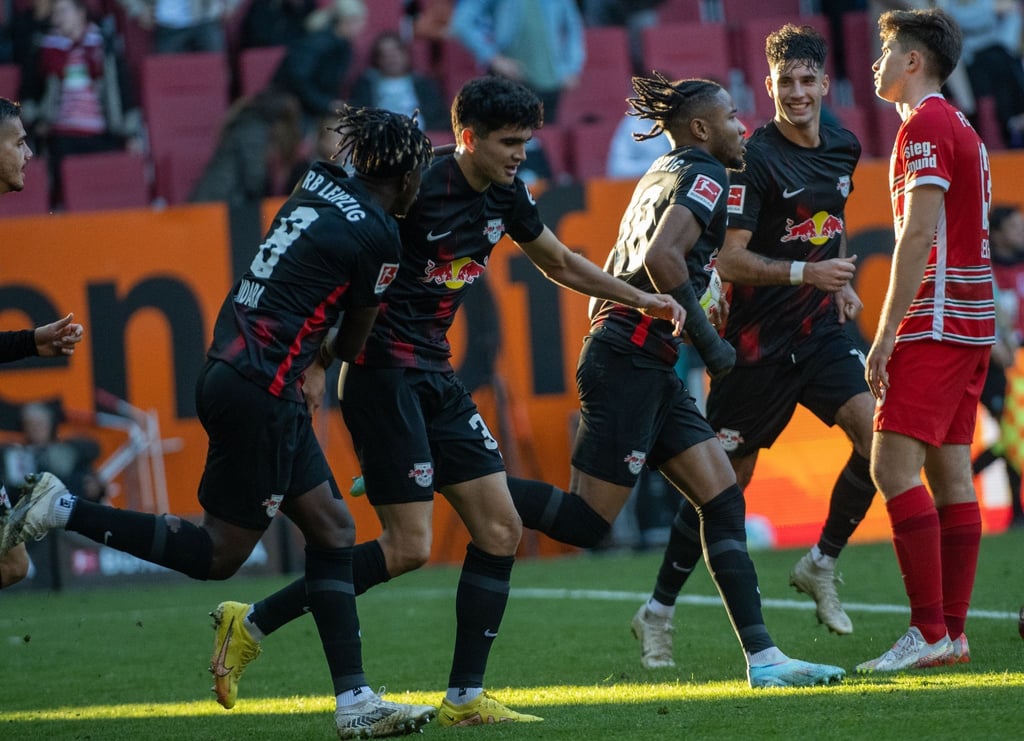 Leipzigs Amadou Haidara (l-r), Hugo Novoa, Christopher Nkunku und Lazar Samardzic jubeln neben Elvis Rexhbecaj nach dem Tor zum 3:3.