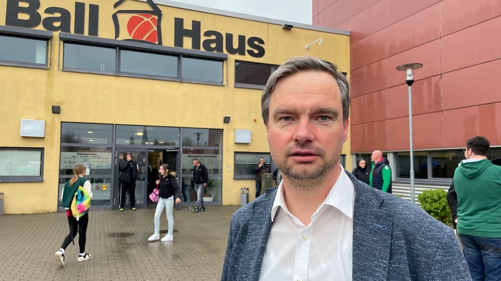Ascherslebens OB Steffen Amme kann die Absage des Spiels im Ballhaus verstehen.