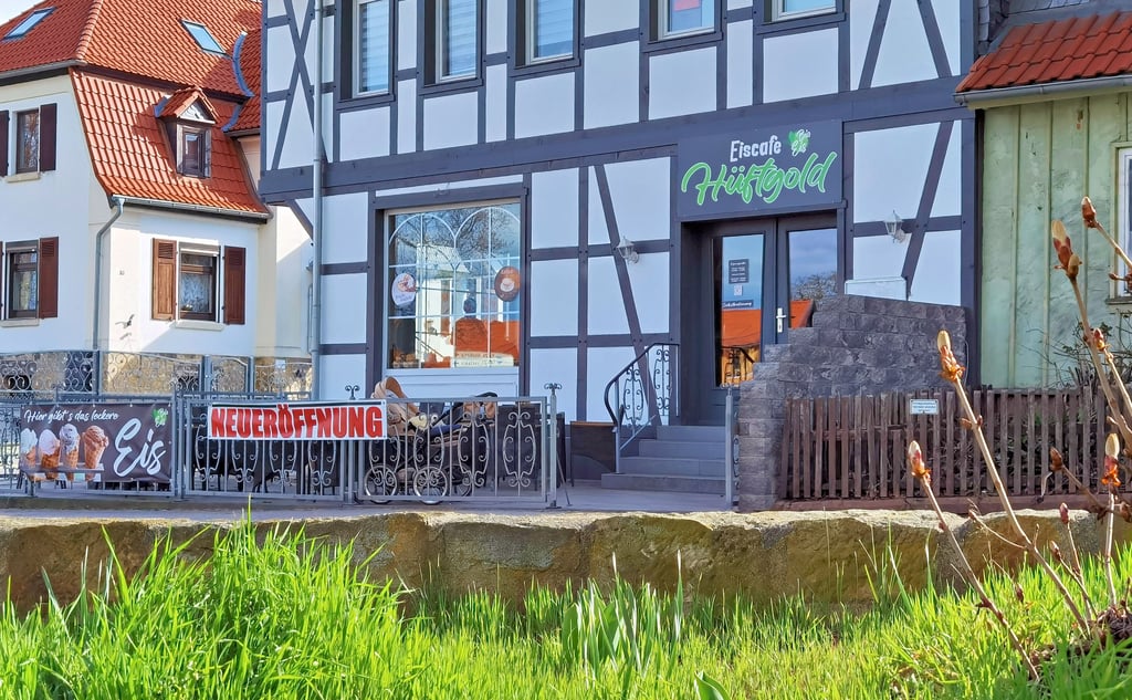 Das Eiscafé Hüftgold in Blankenburg hat seit wenigen Tagen geöffnet. Damit knüpft der Betreiber an eine Tradition an dieser Stelle an.