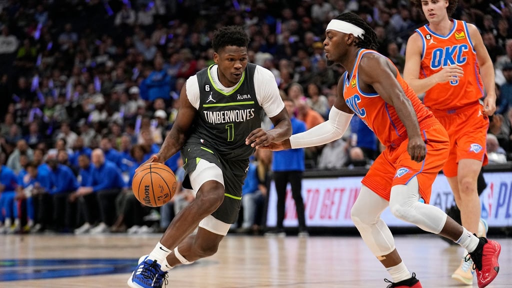 Timberwolves-Guard Anthony Edwards (1) zieht zum Korb, während Oklahomas Luguentz Dort versucht ihn zu verteidigen.