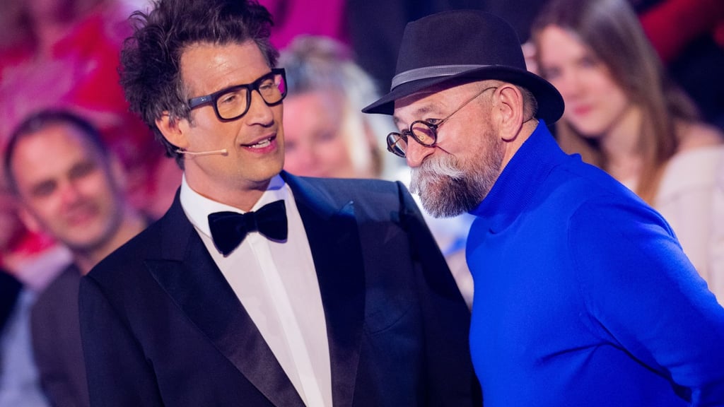 Moderator Daniel Hartwich spricht mit Fernsehkoch Horst Lichter.