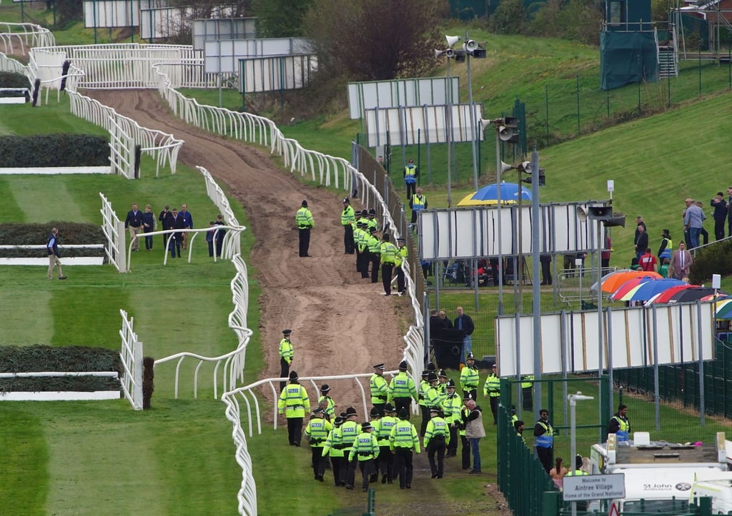 Polizisten stehen auf der Rennbahn von Aintree.
