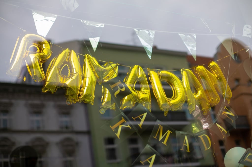 Das Schaufenster eines Geschäfts für Partyzubehör ist mit Ramadan-Motiven bestückt.