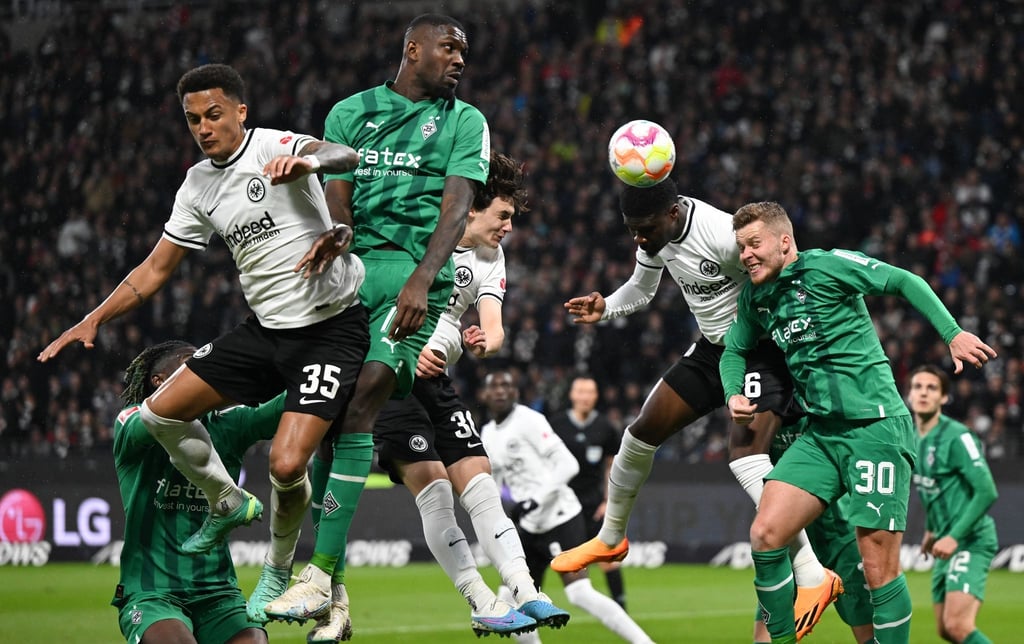 Eintracht Frankfurt (weiße Trikots) und Borussia Mönchengladbach trennten sich 1:1.
