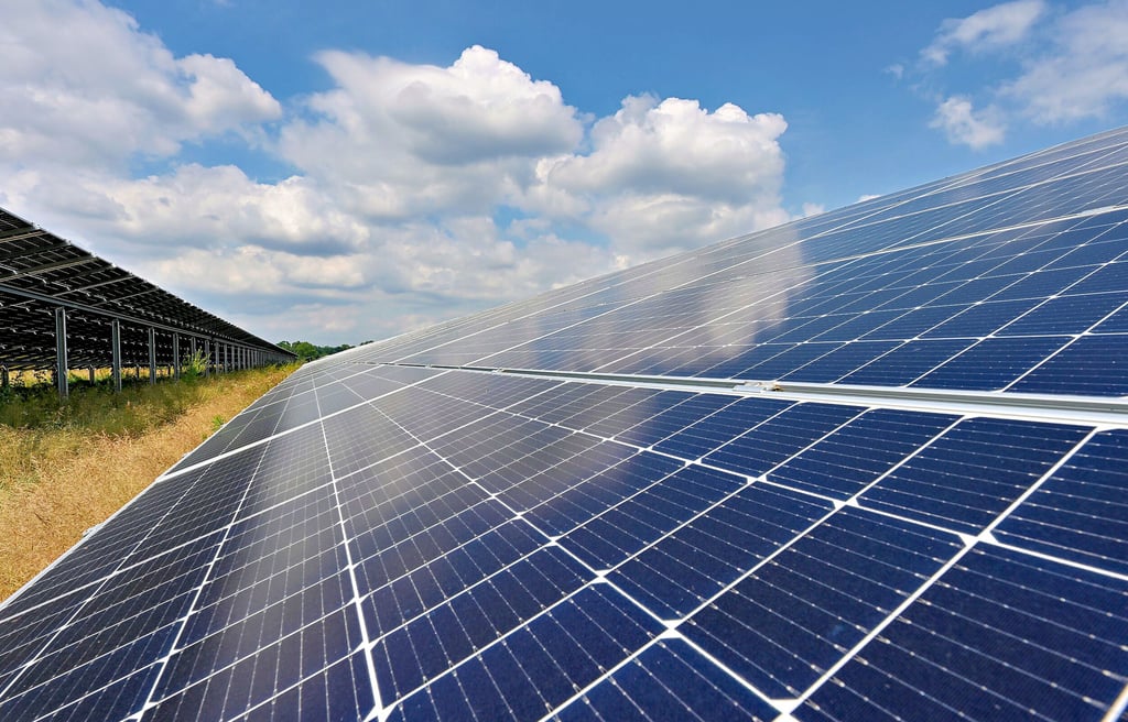 Ein Solarpark – wie hier im brandenburgischen Oderbruch – soll auch an der Autobahn 36 bei Westerhausen entstehen.