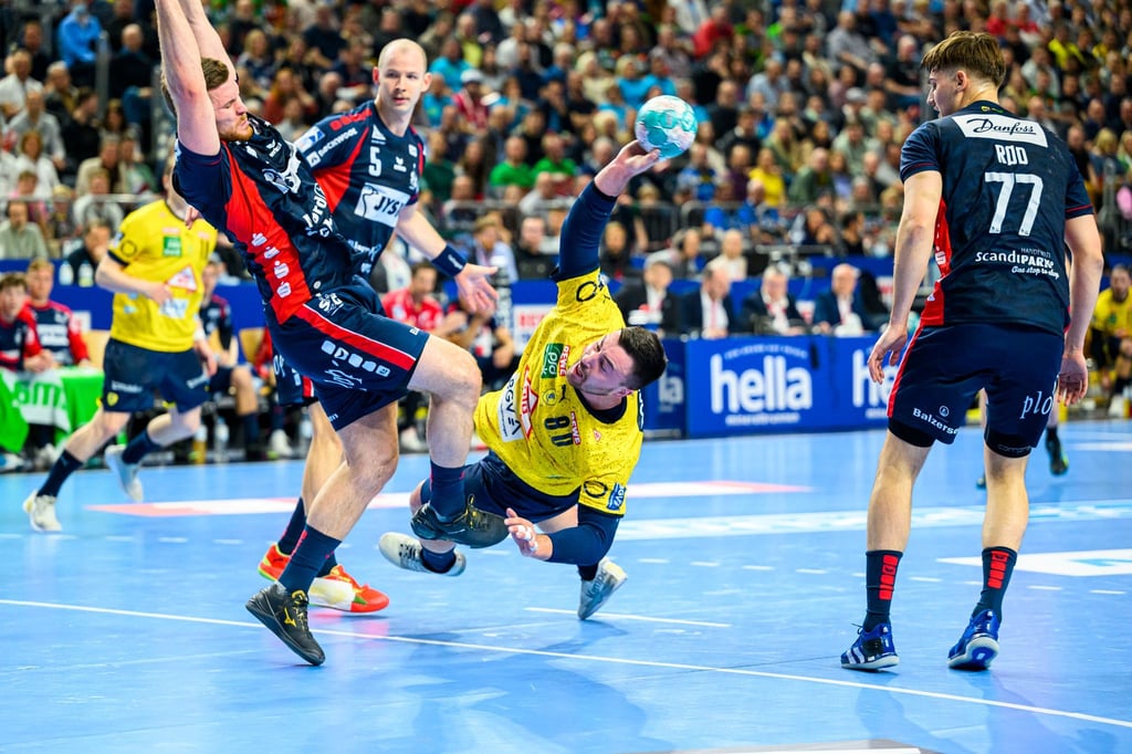 Jannik Kohlbacher (M) und die Rhein-Neckar Löwen stehen im Pokalfinale.