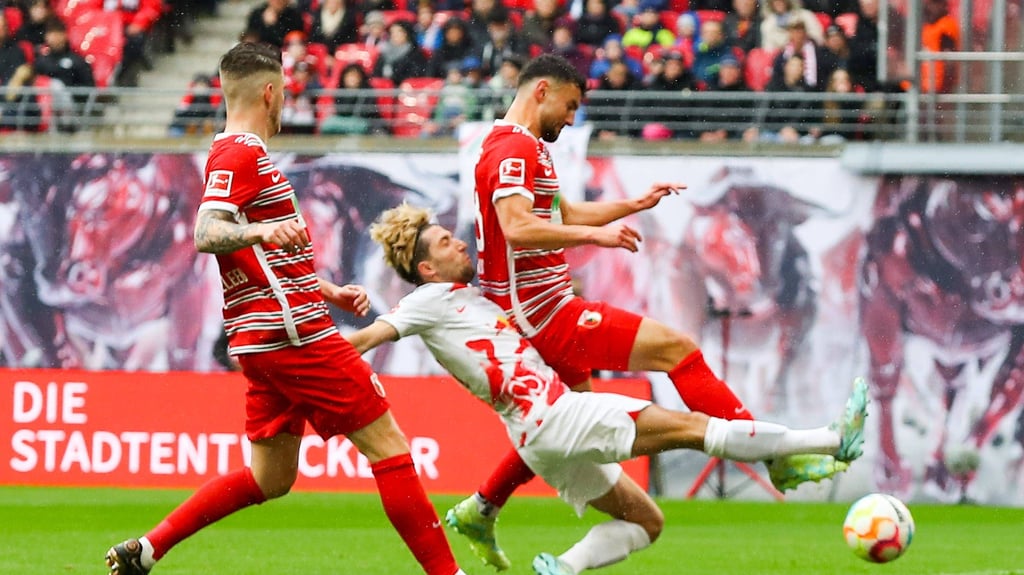 RB-Routinier Kevin Kampl im Augsburg-Sandwich vor seinem Tor zum 1:1