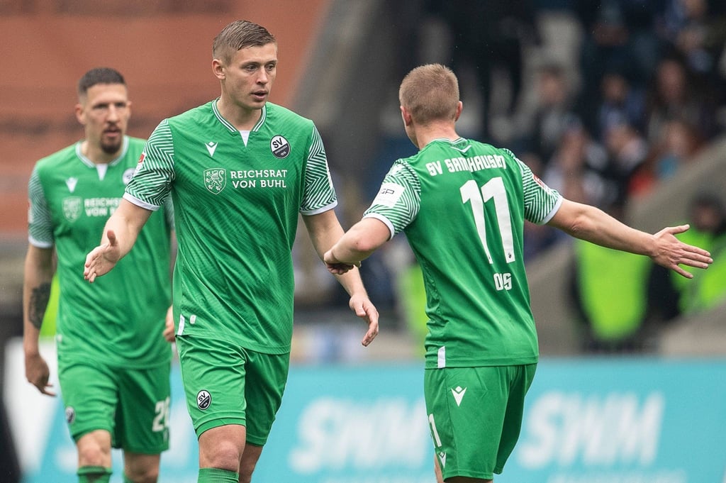 Sandhausens Philipp Ochs (r) und Sandhausens Janik Bachmann klatschen nach dem Tor zum 0:2 ab.