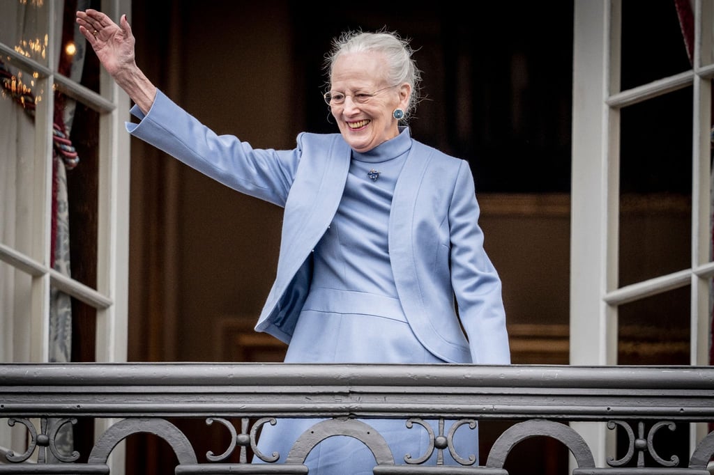 Königin Margrethe II. von Dänemark winkt den Massen am Schlossplatz zu.