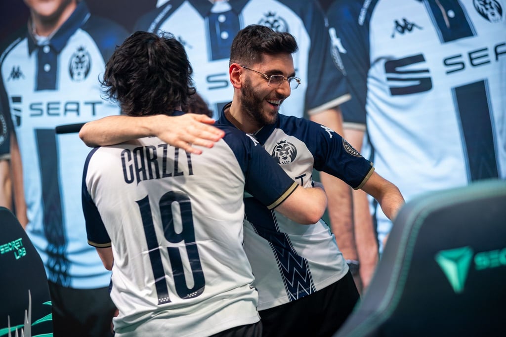 Nisqy (rechts) und Carzzy haben sich mit Mad Lions in die Playoffs der LoL-Liga LEC gekämpft.