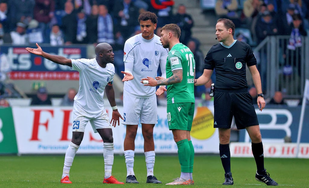 Suchten den Dialog mit Sandhausens Alexander Esswein und Schiedsrichter Dr. Martin Thomsen: Amara Condé (l.) und Jamie Lawrence. Beide Akteure des 1. FC Magdeburg waren mit dem nicht geahndeten Foulspiel an Condé vor dem 0:2 nicht einverstanden.