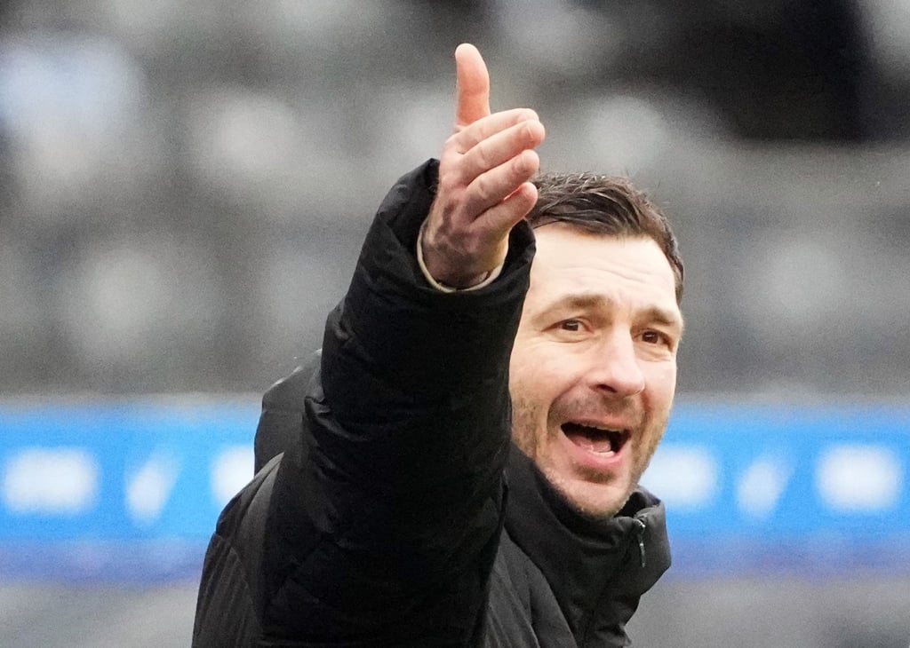 Herthas Cheftrainer Sandro Schwarz an der Seitenlinie in Aktion.