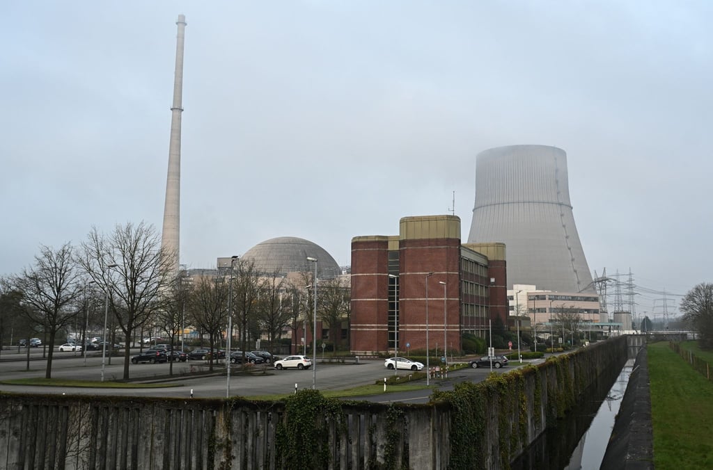 Blick auf das Kernkraftwerk Emsland und den erloschenen Kühlturm.