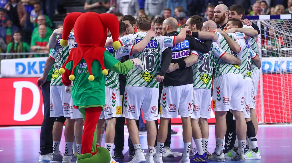 Die Spieler des SC Magdeburg feiern den Einzug ins Finale des DHB-Pokals. Gegen die Rhein-Neckar Löwen soll am Sonntag auch der dritte Pokal-Triumph her.